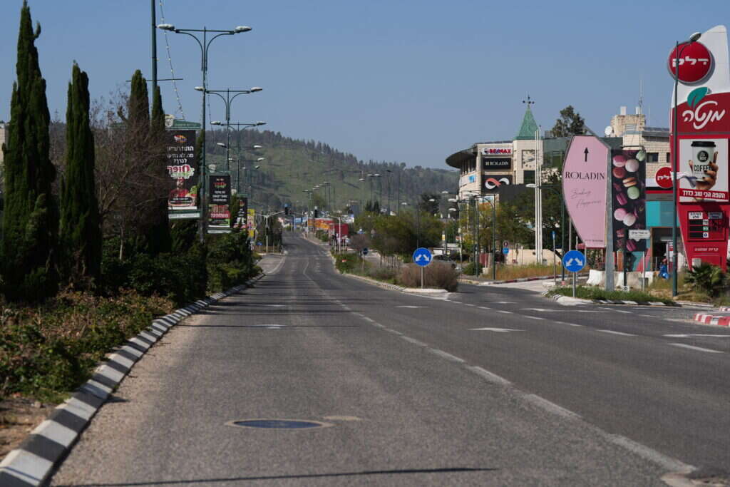 רחובותיה הריקים של קריית־שמונה. | אייל מרגולין, ג׳יני
