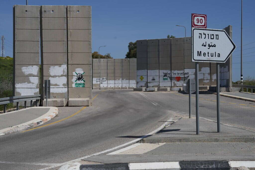 אין שלטי "גבול לפניך", אבל ההמלצות ברורות. בדרך צפונה מהעיר. | אייל מרגולין, ג'יני