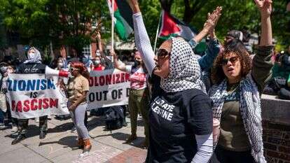 סטודנטים בהפגנה אנטי-ישראלית בוושינגטון די. סי. | EPA/SHAWN THEW