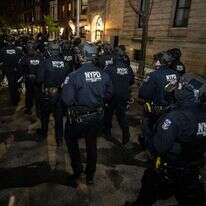 שוטרים מתכוננים לפשיטה על אונ' קולומביה בניו יורק. | Stephanie Keith/Getty Images/AFP