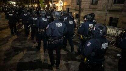 שוטרים מתכוננים לפשיטה על אונ' קולומביה בניו יורק. | Stephanie Keith/Getty Images/AFP
