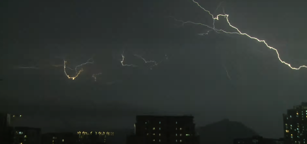 ברקים בשמי הונג קונג. | מסך מיוטיוב
