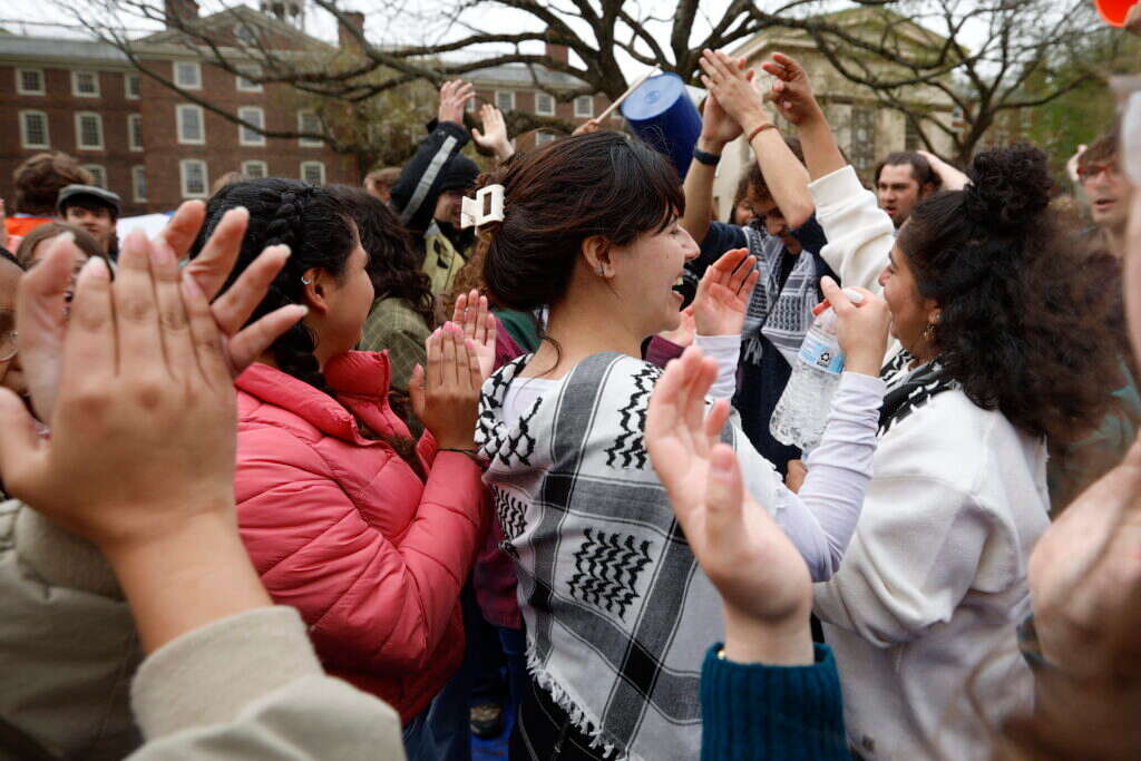 סטודנטים אנטי ישראליים בבראון חוגגים את ניצחונם. | EPA/CJ GUNTHER