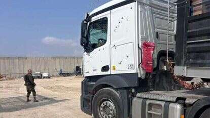 משאית סיוע נכנסת לצפון רצועת עזה דרך מעבר ארז. | דובר צה"ל