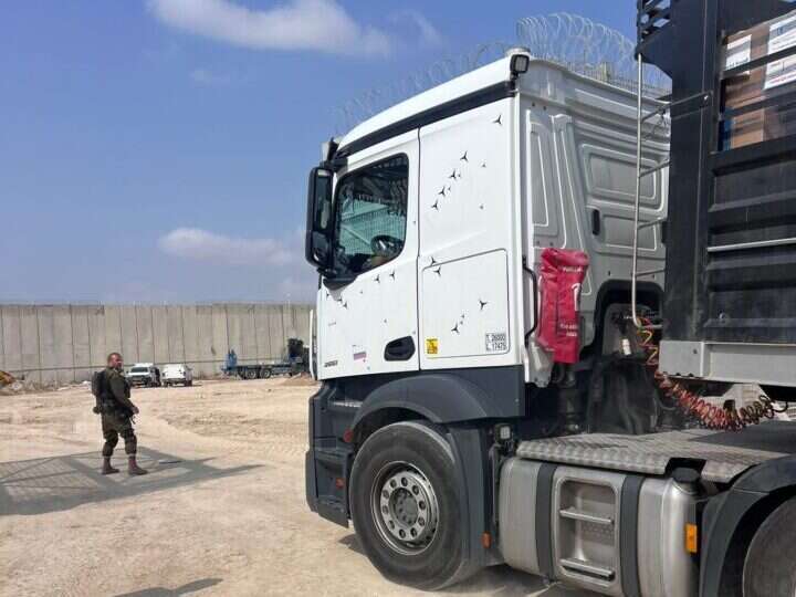 משאית סיוע נכנסת לצפון רצועת עזה דרך מעבר ארז. | דובר צה"ל משאית סיוע נכנסת לצפון רצועת עזה דרך מעבר ארז. | דובר צה"ל