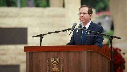 נשיא המדינה יצחק הרצוג בטקס יום הזיכרון לחללי מערכות ישראל, תשפ"ד. | אריק מרמור, פלאש 90 נשיא המדינה יצחק הרצוג בטקס יום הזיכרון לחללי מערכות ישראל, תשפ"ד. | אריק מרמור, פלאש 90