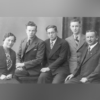 משפחת מילר, 1935 . מימין: מקס, וילי (13), מיינהולד (16), הרברט(20) וקלרה. | מאוסף משפחת מור משפחת מילר, 1935 . מימין: מקס, וילי (13), מיינהולד (16), הרברט(20) וקלרה. | מאוסף משפחת מור