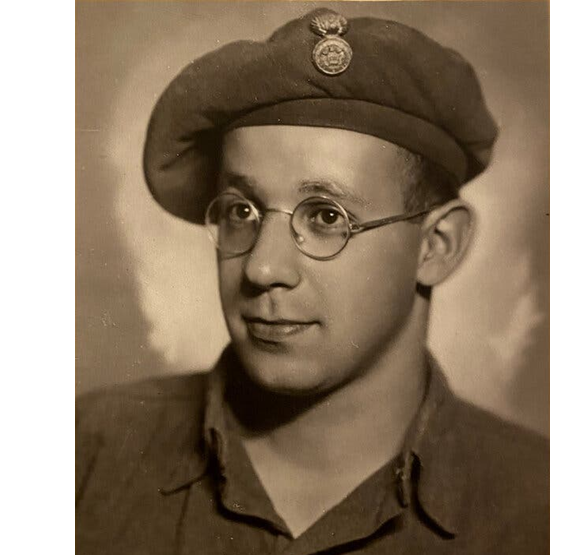 נורמן במדי הצבא הבריטי בשנות הארבעים. | מאוסף משפחת מור