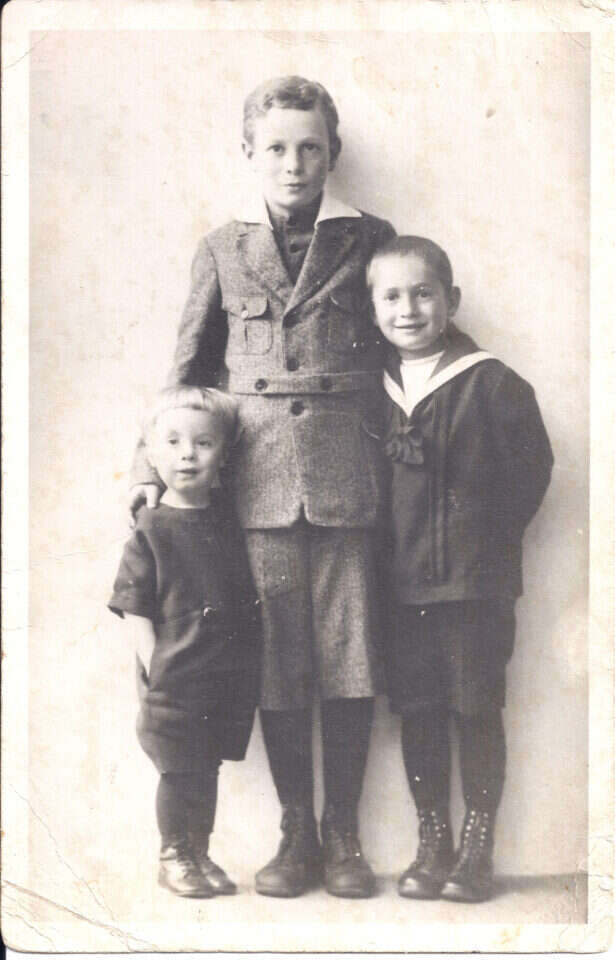 שלושת האחים בשנת 1926 . מימין: מיינהולד(9), הרברט (12), וילי (3). | מאוסף משפחת מור