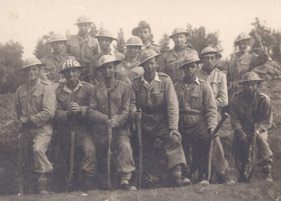 וילי מילר בשורה האחורית, שלישי משמאל, במדי המשטרה הבריטית, 1942. | מאוסף משפחת מור