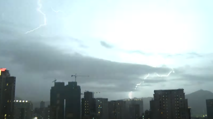ברקים בשמי הונג קונג. | מסך מיוטיוב