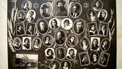 מייסדי הרשת האמינו שנשים יהודיות בעידן המודרני נדרשות להשכלה עמוקה ורחבה. מחזור תרצ"א בסמינריון למורות "יבנה" בטלז. חלק מהמצולמות ברחו מהגטו למקומות מסתור. | מתוך הספר מייסדי הרשת האמינו שנשים יהודיות בעידן המודרני נדרשות להשכלה עמוקה ורחבה. מחזור תרצ"א בסמינריון למורות "יבנה" בטלז. חלק מהמצולמות ברחו מהגטו למקומות מסתור. | מתוך הספר