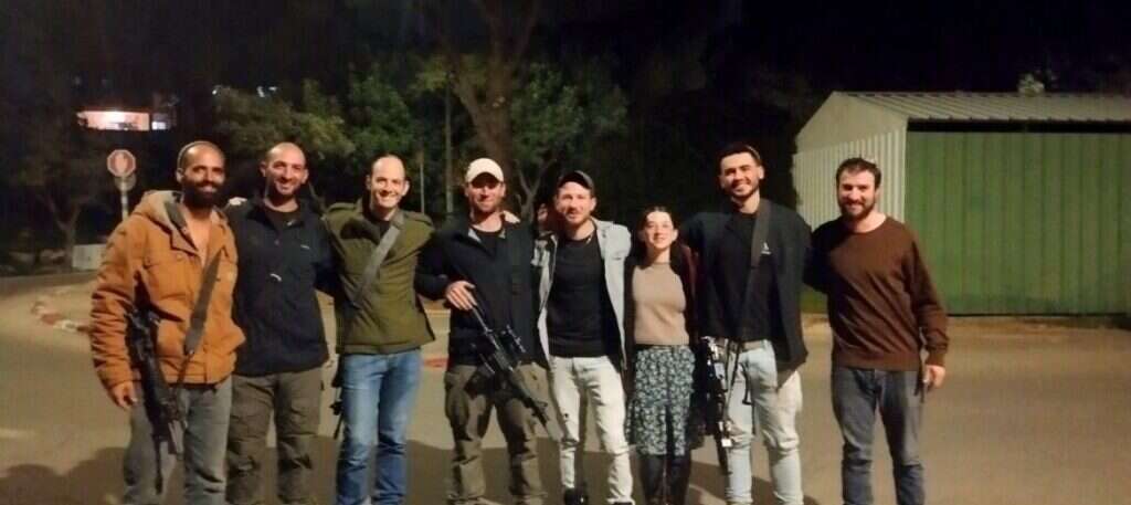 איתן (משמאל) ושבעת אחיו, שניים שהו בחווה בשמחת תורה, חמישה שירתו בעזה. | באדיבות המצולם