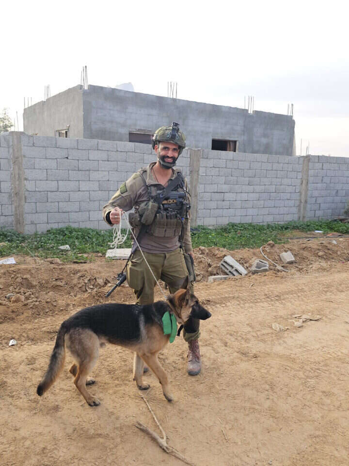 "אמרתי לעדי - קבלי החלטות, את אחראית". איתן בעזה עם הכלב שעבר להתגורר בחווה. | באדיבות המצולם