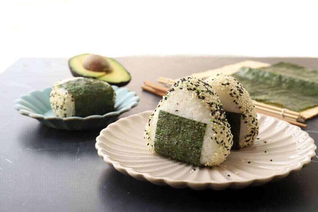 אוניגירי, כדור סושי במילוי סלמון. | אפרת ליכטנשטט