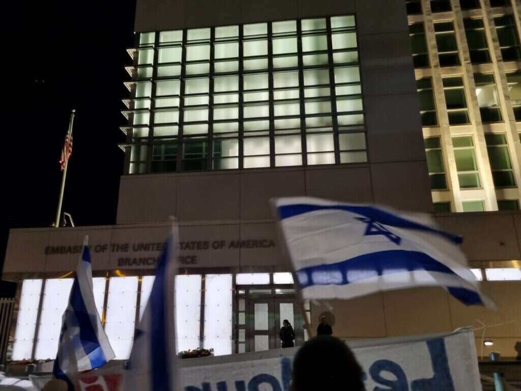 מפגנים קוראים לניצחון על חמאס, מול הקונסוליה האמריקנית בתל אביב, אמש. מפגנים קוראים לניצחון על חמאס, מול הקונסוליה האמריקנית בתל אביב, אמש.