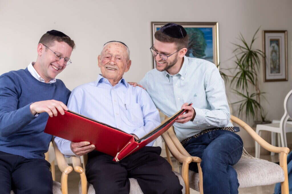 הסבא מיכאל בר און והנכדים אורי ויוני קסלר. | אריק סולטן