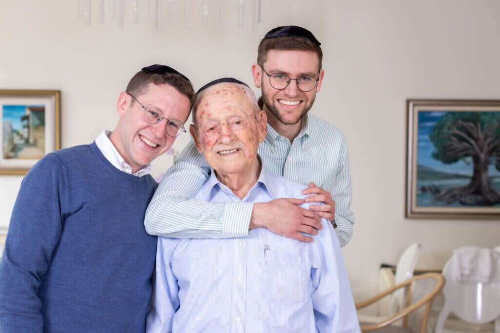 הסבא מיכאל בר און והנכדים אורי ויוני קסלר. | אריק סולטן