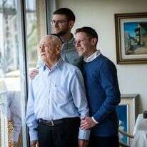 הסבא מיכאל בר און והנכדים אורי ויוני קסלר. | אריק סולטן