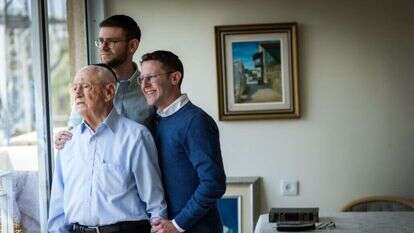 הסבא מיכאל בר און והנכדים אורי ויוני קסלר. | אריק סולטן