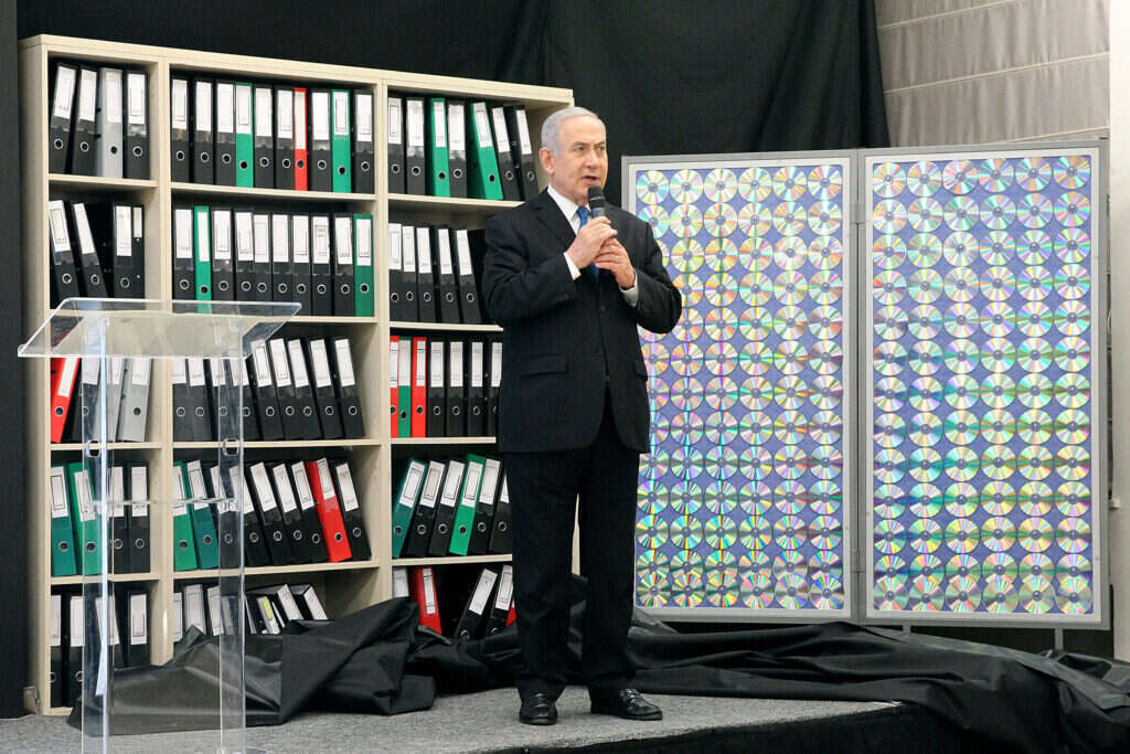 הכספות נפרצו באמצעות להביורים. נתניהו מציג את "ארכיון הגרעין האיראני", אפריל 2018. | קוקו