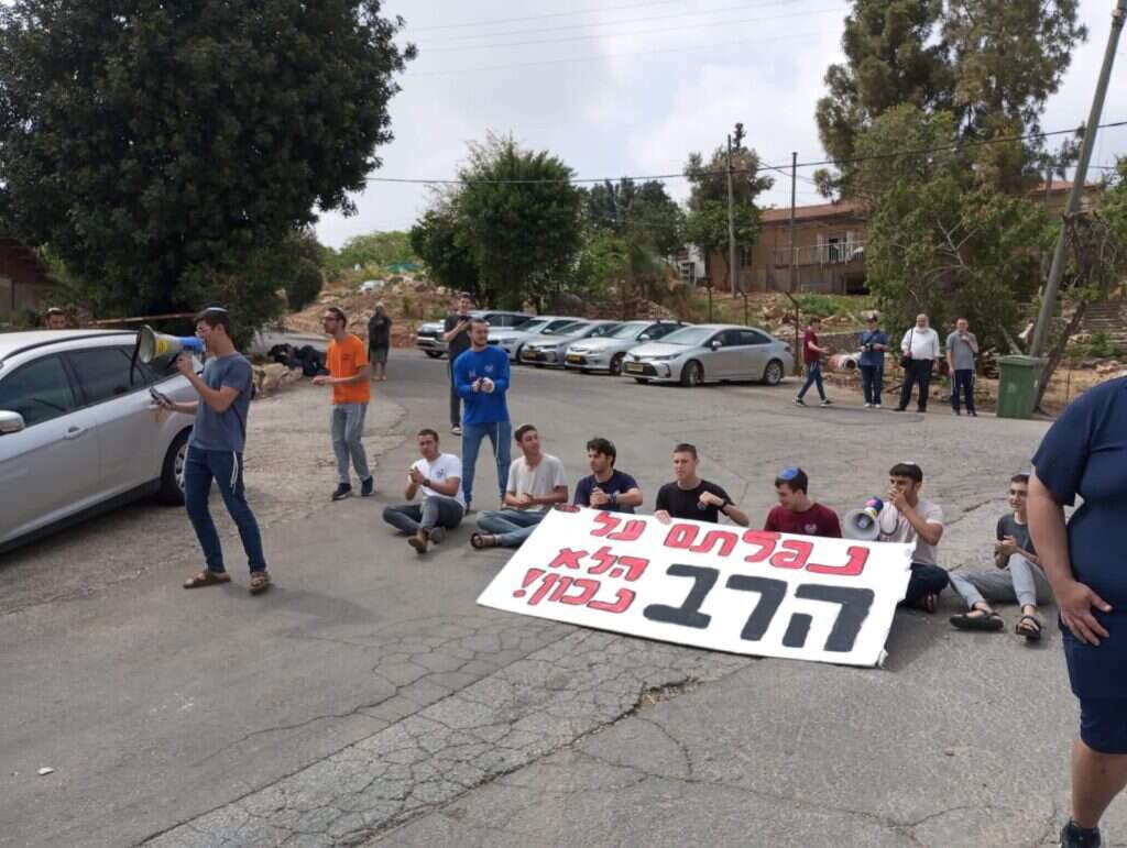 מפגינים נגד פיטורי הרב לורנץ . | מתניה מליק