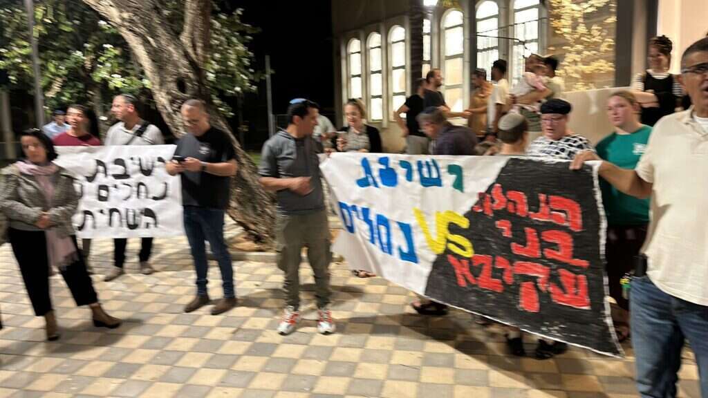 מפגינים נגד פיטורי הרב לורנץ.