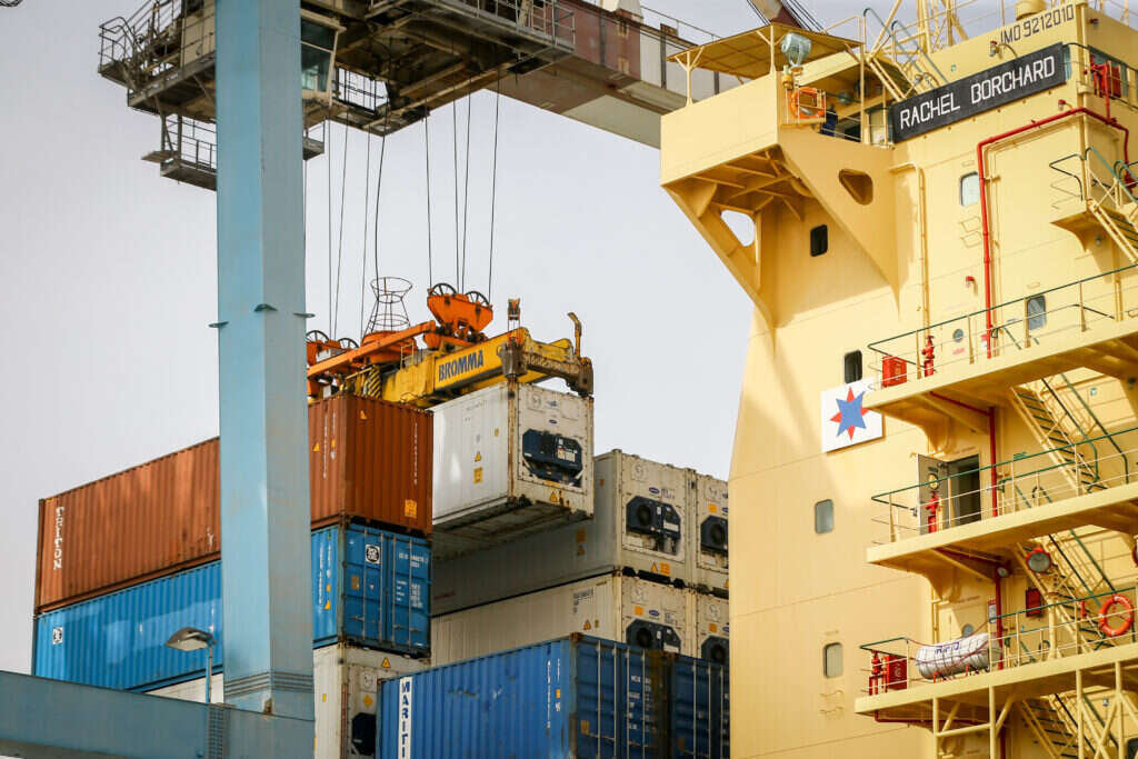 פריקת סחורות בנמל אשדוד. | פלאש 90 פריקת סחורות בנמל אשדוד. | פלאש 90