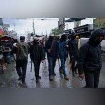 רעולי פנים מטעם "הוועדה העממית להגנה" מסיירים לאחרונה ברחובות רפיח. | איי.פי