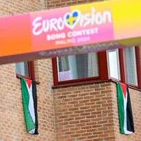 דגלי פלסטין על רקע הכניסה לכפר האירוויזיון במאלמו. | EPA דגלי פלסטין על רקע הכניסה לכפר האירוויזיון במאלמו. | EPA