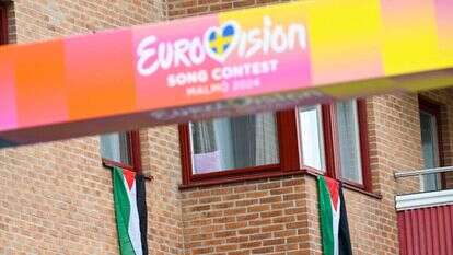 דגלי פלסטין על רקע הכניסה לכפר האירוויזיון במאלמו. | EPA דגלי פלסטין על רקע הכניסה לכפר האירוויזיון במאלמו. | EPA