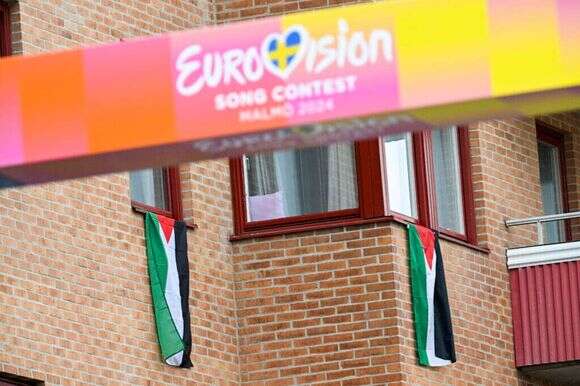 דגלי פלסטין על רקע הכניסה לכפר האירוויזיון במאלמו. | EPA דגלי פלסטין על רקע הכניסה לכפר האירוויזיון במאלמו. | EPA