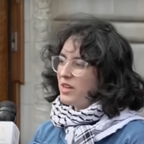 ג׳והנה קינג-סלוצקי, ממובילות המחאות האנטישמיות באוניברסיטת קולומביה בניו-יורק. | מסך מתוך יוטיוב