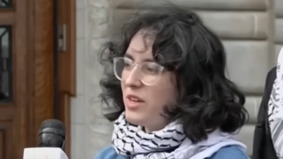 ג׳והנה קינג-סלוצקי, ממובילות המחאות האנטישמיות באוניברסיטת קולומביה בניו-יורק. | מסך מתוך יוטיוב