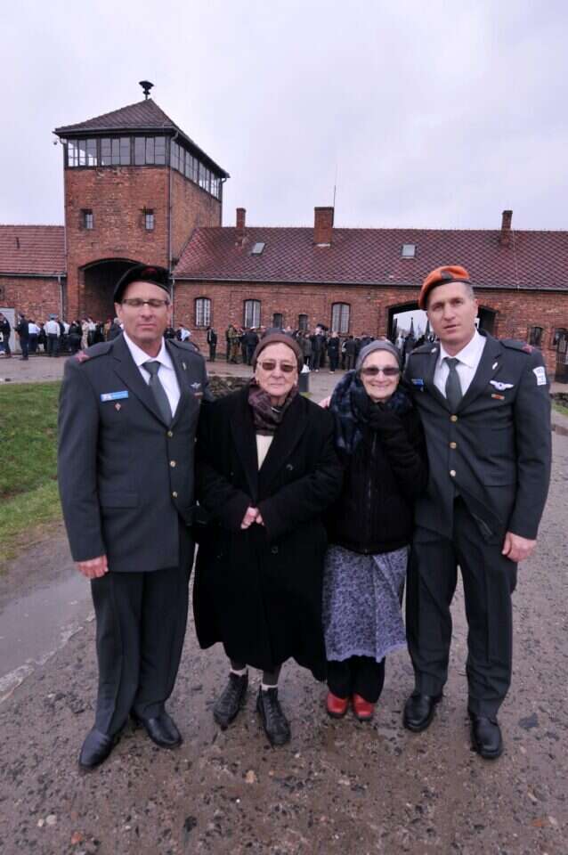 מימין: צבי טסלר, אמו שרה, חנה, ובנה אריה באושוויץ. | יח"צ