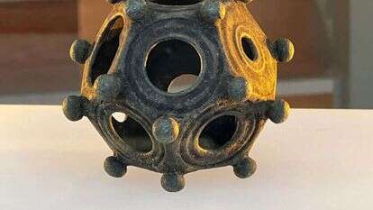 התריסריון שנמצא בחפירות הארכיאולוגיות. | Norton Disney History and Archaeology Group, הוושינגטון פוסט