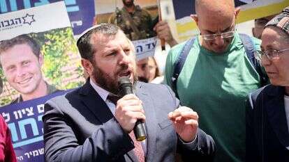 השר עמיחי אליהו בהפגנת פורום הגבורה. | Yonatan Sindel/FLASH90 השר עמיחי אליהו בהפגנת פורום הגבורה. | Yonatan Sindel/FLASH90