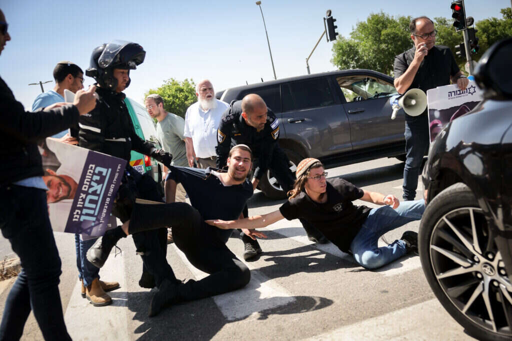 מפגינים חוסמים כביש בהפגנת פורום הגבורה. | Yonatan Sindel/FLASH90