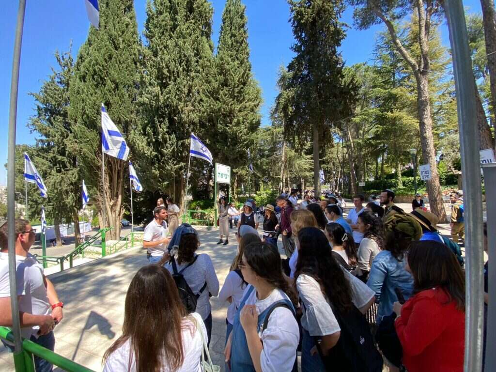 סיור בהר הרצל ביום הזיכרון. | מסע ישראלי