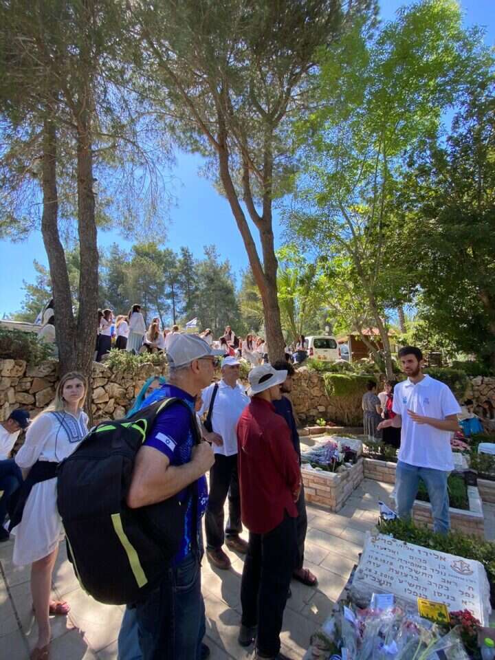 סיור בהר הרצל ביום הזיכרון. | מסע ישראלי