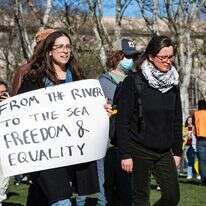 סטודנטים מאוניברסיטאות הרווארד ו-MIT בהפגנה אנטי-ישראלית. | Joseph Prezioso / AFP