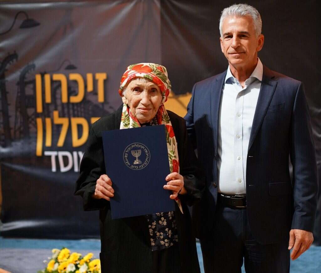 ראש המוסד דדי ברנע ושורדת השואה עפרה ל, קרובת משפחתו של מפקד במוסד