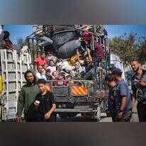 פלסטינים בורחים מרפיח, לפני כניסת צה"ל. | AFP