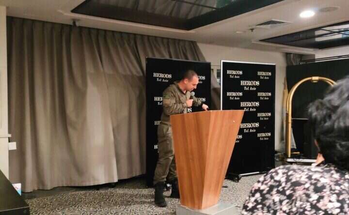 רס"ן יוני, שפיקד על קרב ניר עם, במפגש עם חברי הקיבוץ במלון בתל אביב