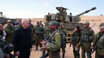 גלנט בביקור בסוללת התותחנים במרחב רפיח, היום. | אריאל חרמוני, משרד הביטחון