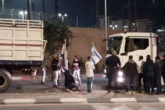 חסימת משאיות סיוע לעזה בגבעה הצרפתית. | צו 9 חסימת משאיות סיוע לעזה בגבעה הצרפתית. | צו 9