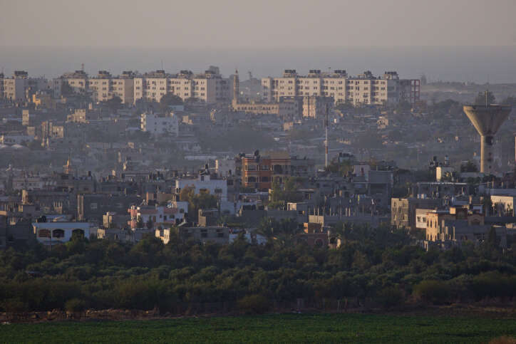 קיבוץ ניר עם לפני המלחמה. ברקע: בתי צפון רצועת עזה. | דורון הורוביץ, פלאש 90