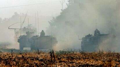 כוחות צה"ל סמוך לשדרות, למחרת הטבח בעוטף עזה. | יוסי זמיר, פלאש 90