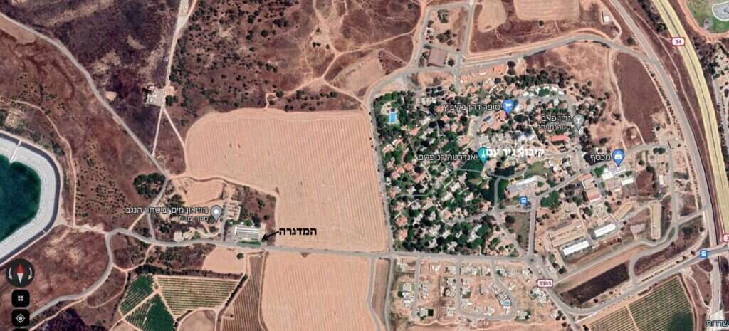 קיבוץ ניר עם והמדגרה ב | לוויין. מתוך אתר Google Maps