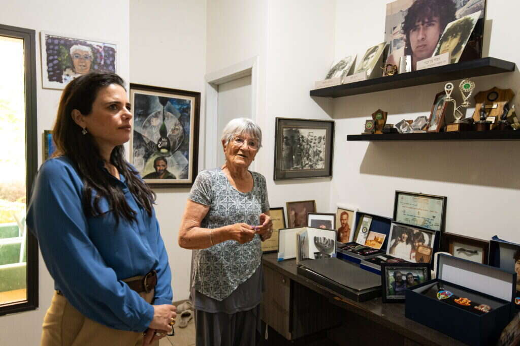 "ארנון אמר לי 'סבתא, אני יודע עבור מה אני נלחם. אין לנו מלחמה צודקת מזו'". | אייל מרגולין, ג'יני "ארנון אמר לי 'סבתא, אני יודע עבור מה אני נלחם. אין לנו מלחמה צודקת מזו'". | אייל מרגולין, ג'יני